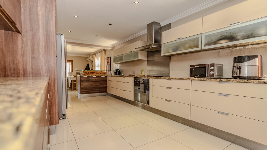 6 Bedroom Property for Sale in Vredekloof Heights Western Cape